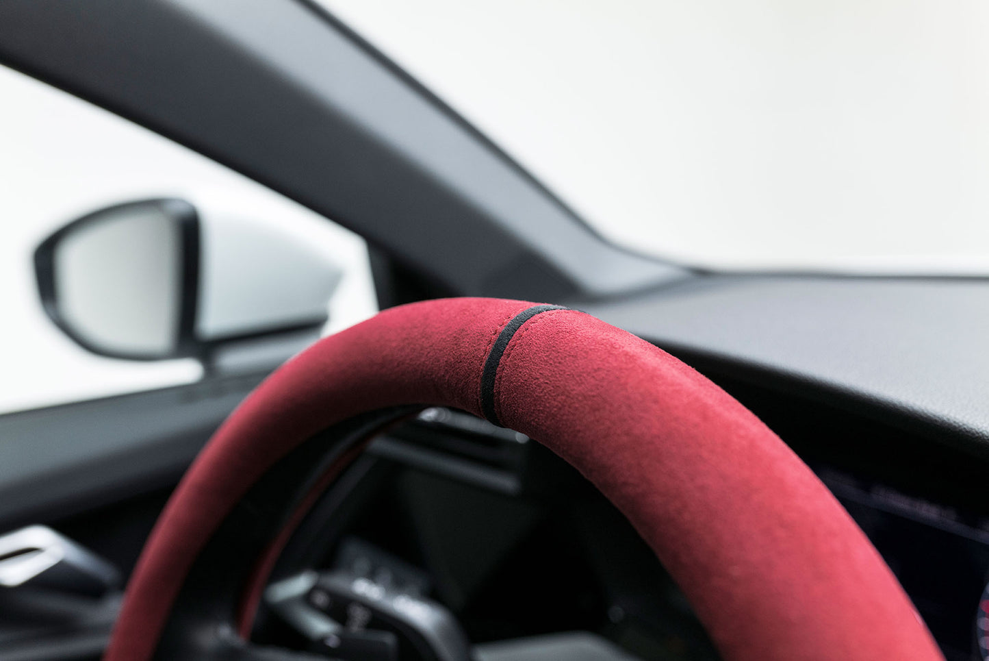 PREMIUM Roter Alcantara® Bezug mit schwarzer 12-Uhr-Markierung